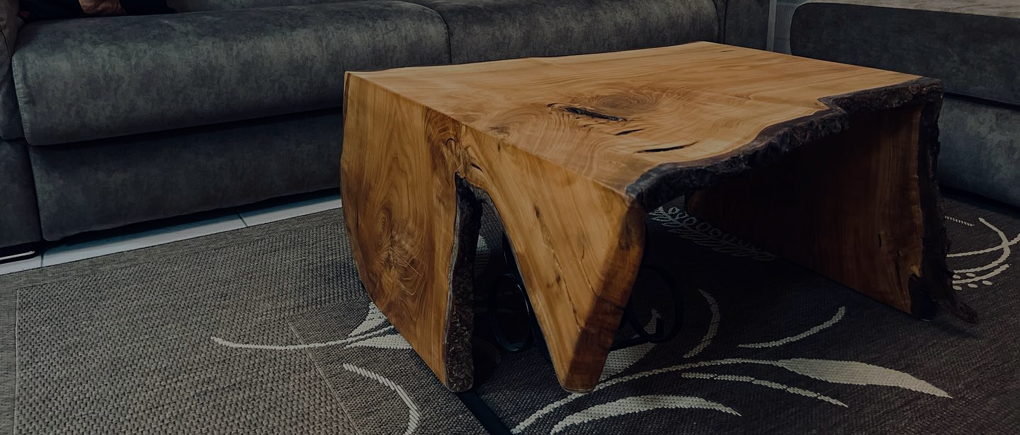 Table basse en bois massif aux bords naturels, réalisée par JF Menuiserie