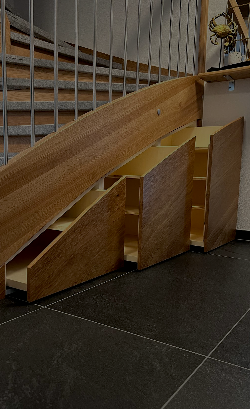 Tiroirs coulissants intégrés sous un escalier en chêne